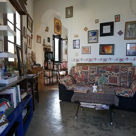 Homestay Camino Art House *